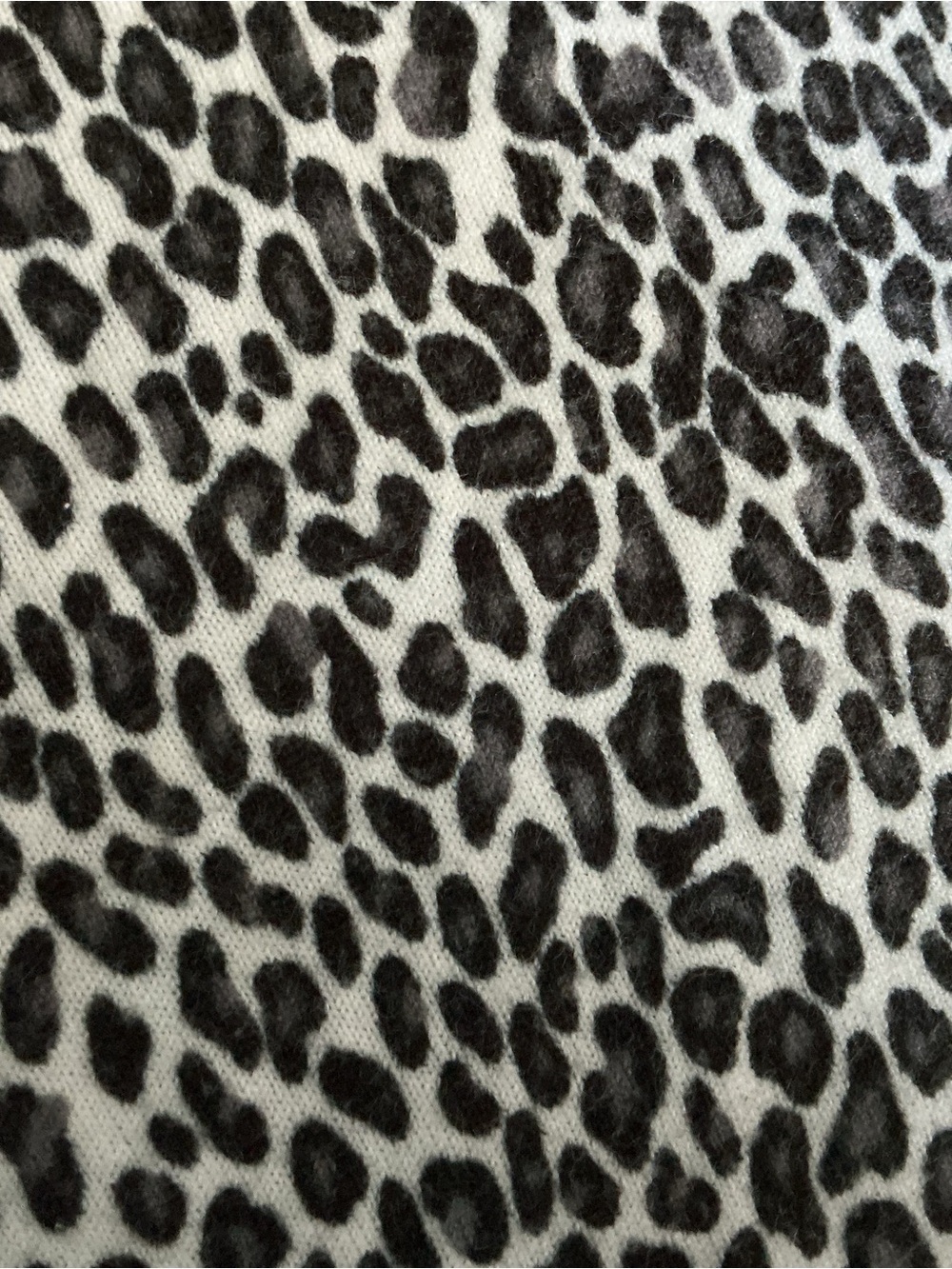 Susan Graver Style Snow Leopard Print Tunic Sweater Large V-Neck Side Slits Gray - Picture 8 of 8